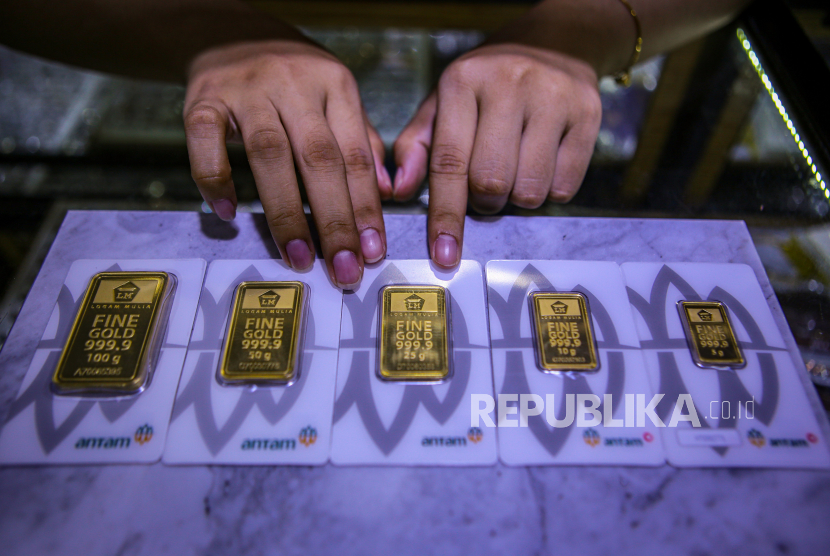 Seorang pegawai menunjukkan kepingan emas di toko perhiasan, Kota Tangerang, Banten, Jumat (25/9/2020) lalu. Harga emas batangan PT Aneka Tambang (Persero) Tbk atau Antam yang dipantau dari laman logammulia.com pada Jumat (27/1/2023) pagi, kembali turun Rp 5.000 menjadi Rp 1.030.000 per gram.