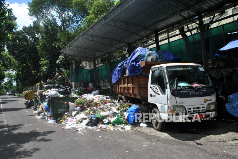 Sampah warga menumpuk. Salah satu masalah klasik yang dihadapi saat Ramadhan adalah peningkatan jumlah sampah.