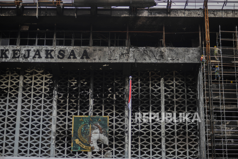 Pekerja memasang strager untuk perbaikan Gedung Kejaksaan Agung yang hangus terbakar di Jakarta, Rabu (7/10). Komisi III DPR telah menyetujui tambahan anggaran sebesar Rp 350 miliar untuk pembangunan Gedung Kejaksaan Agung yang mengalami kebakaran pada 22 Agustus 2020. Menurut hasil Loboratorium Forensik Polri menyimpulkan sumber api yang menghanguskan Gedung Kejaksaan Agung bukan karena hubungan pendek arus listrik melainkan karena nyala api terbuka. Republika/Thoudy Badai