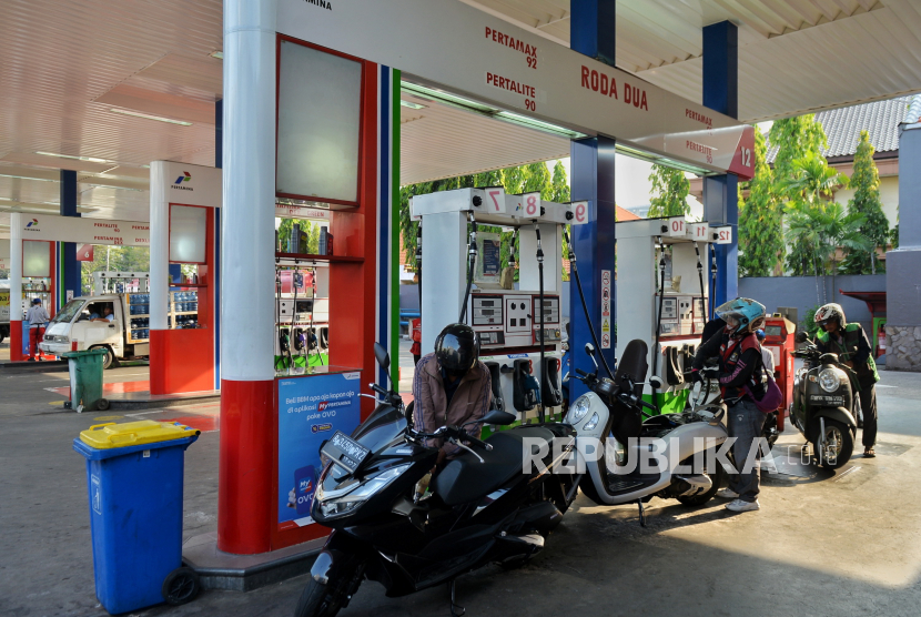Pengendara mengisi bahan bakar minyak (BBM) jenis pertalite di SPBU di kawasan Jalan Pemuda, Rawamangun, Jakarta Timur, Senin (13/5/2024). Sebelumnya, SPBU tersebut dikabarkan tidak lagi menjual BBM jenis pertalite, namun berdasarkan pantauan Republika, SPBU dengan nomor kode 34.132.09 itu masih menjual BBM pertalite. Selain itu, SPBU tersebut juga menjual produk BBM jenis terbaru yakni Pertamax Green dengan oktan RON 95 hasil pengembangan dari energi terbarukan berupa Bioetanol yang sudah teruji oleh Worldwide Fuel Charter (WWFC).