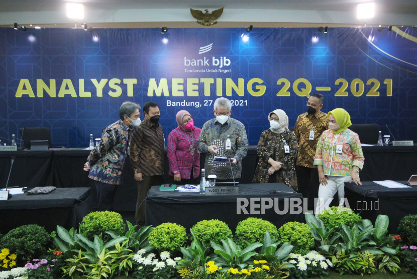 Dirut Bank BJB Yuddy Renaldi berbincang dengan para direksi sebelum Analyst Meeting 2Q-2021 di Menara Bank BJB, Jalan Naripan, Kota Bandung, Selasa (27/7).