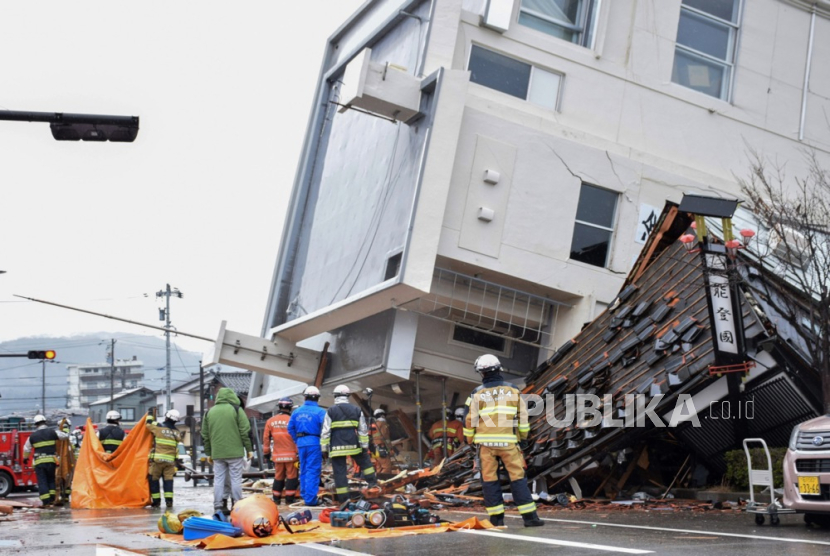 Petugas penyelamat mencari orang hilang di sebuah bangunan yang runtuh di kota Wajima yang dilanda gempa, Prefektur Ishikawa, Jepang tengah,  Rabu, (3/1/2024).