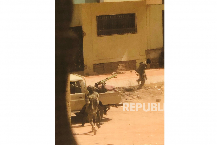 Sebuah kendaraan militer dan tentara dari angkatan bersenjata Sudan terlihat di sebuah jalan di Khartoum, Sudan, Sabtu (15/4/2023), 