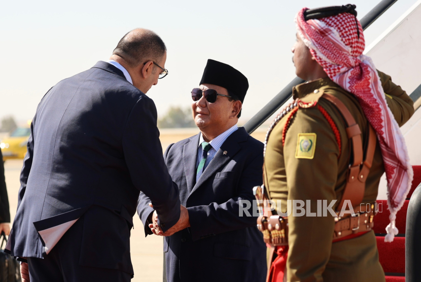 Menteri Pertahanan Prabowo Subianto tiba di Queen Alia International Airport (QAIA), Amman, Yordania, Senin (10/6). Kunjungan yang mewakili Presiden Joko Widodo dilakukan untuk menghadiri konferensi tingkat tinggi Call for Action: Urgent Humanitarian Response for Gaza. 