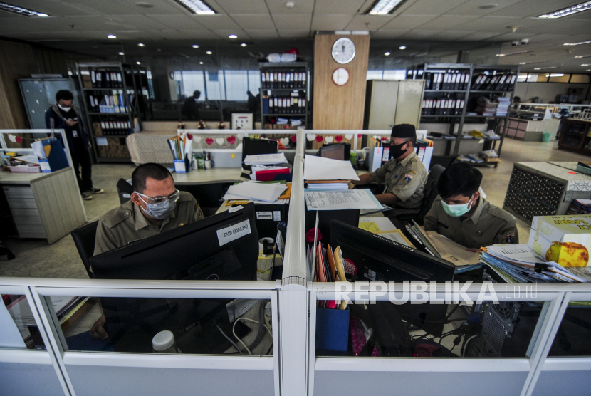 Sejumlah Pegawai Negeri Sipil (PNS) Pemerintah Provinsi (Pemprov) DKI Jakarta saat bekerja di Gedung Blok G Balai Kota DKI Jakarta