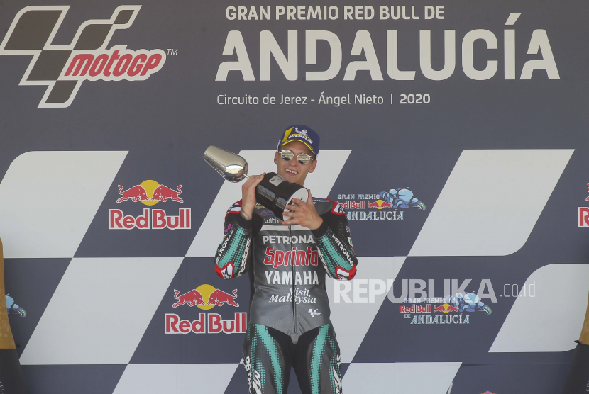  Pembalap tim Petronas Yamaha, Fabio Quartararo,memegang trofi usai berhasil menjadi juara Grand Prix (GP) Andalusia, di Sirkuit Jerez, Spanyol, Ahad (26/7). 
