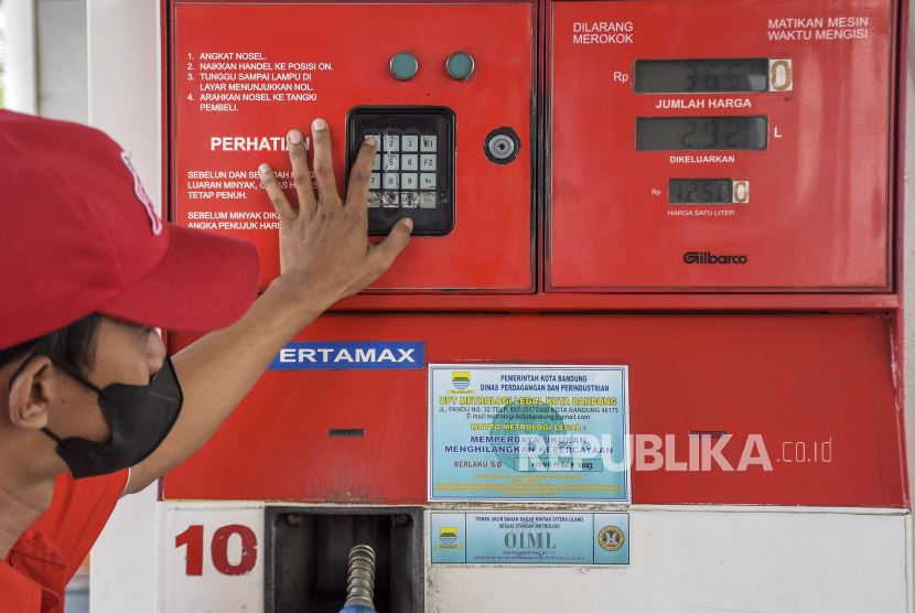 Petugas mengoperasikan mesin pengisi bahan bakar minyak (BBM) di SPBU Pertamina Riau, Jalan LLRE Martadinata, Kota Bandung, Jawa Barat, Jumat (2/6/2023). 