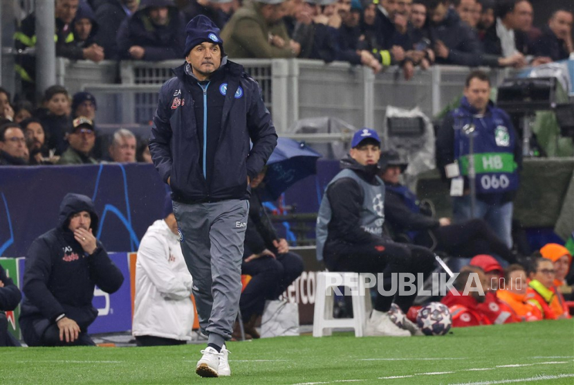 Pelatih Napoli, Luciano Spalletti, berjalan di sela laga kontra AC Milan leg pertama perempat final Liga Champions musim 2022/2023 di San Siro, Milan, Italia.