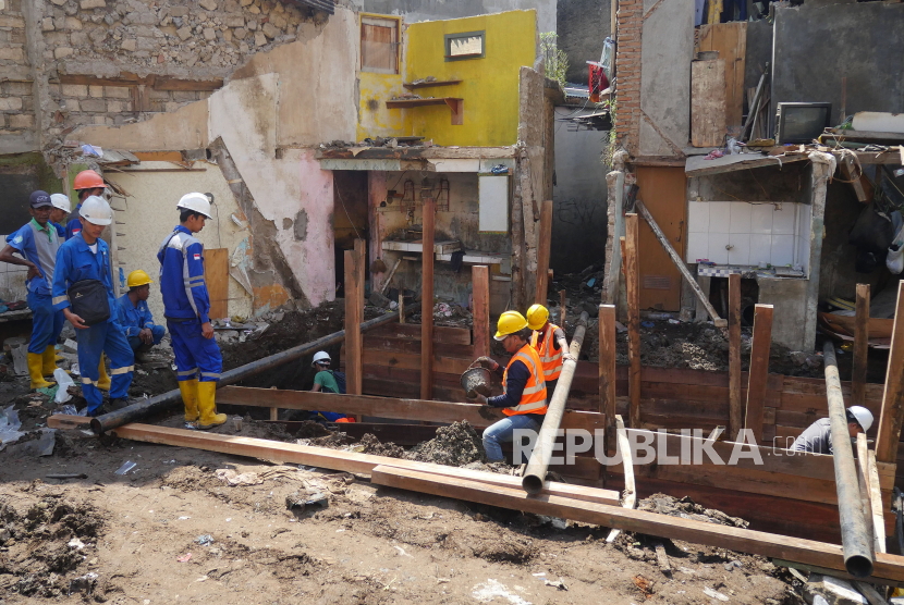 Para petugas memperbaiki pipa PDAM Tirtawening yang pecah, di Jalan Cibangkong Lor, RT 01, RW 05, Kelurahan Maleer, Kecamatan Batununggal, Kota Bandung, Jawa Barat, Jumat (7/6/2024). 