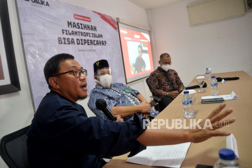Ketua Umum Forum Zakat (FOZ) Bambang Suherman (kiri) memberikan paparan saat menjadi narasumber bersama Pimpinan Baznas RI Nadratuzzaman Hosen (tengah) dan Pemimpin Redaksi Republika Irfan Junaidi (kanan) dalam seminar sehari bertema Masihkah Filantropi Islam Bisa Dipercaya di Kantor Republika, Jakarta, Kamis (14/7/2022). Kegiatan seminar ini mereview keberadaan filantropi Islam bermaslahat atau tidak, masih bisa dipercaya atau tidak dalam mengelola dana masyarakat.Prayogi/Republika.