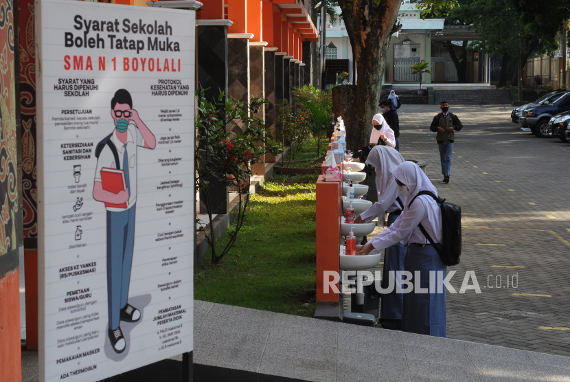 Sejumlah siswa mencuci tangan sebelum masuk ruang kelas di SMA Negeri 1 Boyolali, Jawa Tengah. Pembelajaran tatap muka terbatas bagi siswa sekolah menengah atas tersebut dilakukan dengan adaptasi kebiasaan baru protokol kesehatan COVID-19 serta membatasi kapasitas jumlah siswa 50 persen dengan jadwal masuk sekolah secara bergantian. 
