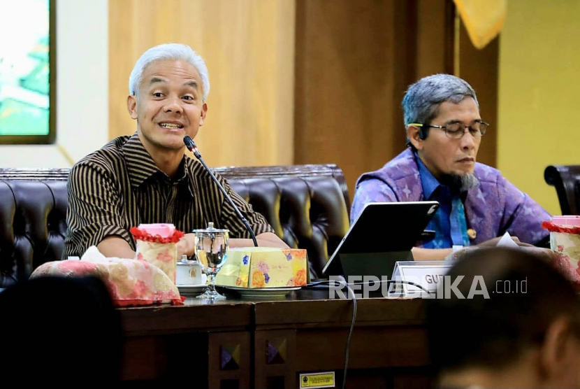 Gubernur Jawa Tengah, Ganjar Pranowo (kiri) memimpin Rapat Koordinasi Penanganan Kemiskinan di 17 Kabupaten, yang dilaksanakan di Kantor Gubernur Jawa Tengah, di Semarang, Selasa (28/2/2023).
