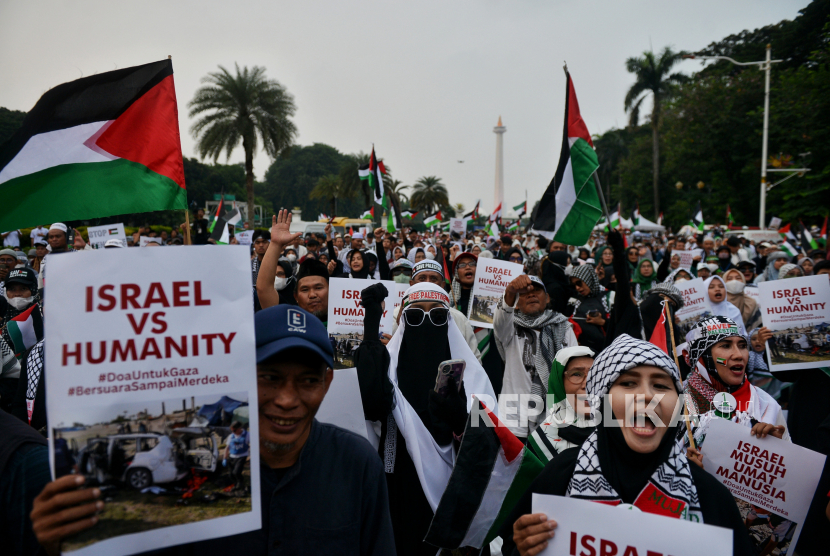 Aksi Solidaritas Palestina/Doa untuk Gaza di kawasan Monumen Nasional (Monas), Jakarta, Ahad (7/4/2024). Indonesia dirumorkan akan normalisasi hubungan dengan Israel.