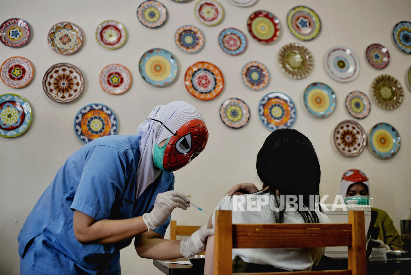 Tenaga kesehatan menggunakan topeng pahlawan super (superhero) saat melayani vaksinasi anak usia 6-11 tahun di RSIA Tambak, Menteng, Jakarta Pusat, Rabu (22/12). Penggunaan topeng superhero tersebut guna menarik minat anak-anak untuk mengikuti vaksinasi Covid-19. Sebanyak 30 anak mengikuti vaksinasi yang menggunakan vaksin Sinovac tersebut. Republika/Thoudy Badai