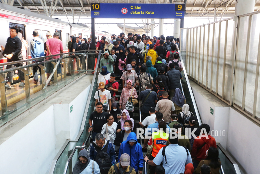Penumpang berjalan keluar Stasiun Manggarai, Jakarta, Selasa (5/8/2025). Stasiun Manggarai sempat mengalami penumpukan penumpang akibat anjloknya rangkaian KRL Commuter Line di jalur 9 Stasiun Jakarta Kota pada Selasa pagi. Insiden tersebut mengakibatkan gangguan operasional perjalanan KRL lintas Bogor–Jakarta Kota. Akibatnya, perjalanan KRL dari arah Bogor hanya dapat melayani hingga Stasiun Manggarai dan Stasiun Jayakarta. Berdasarkan pantauan pada pukul 10.00 WIB penumpukan penumpang di stasiun Manggarai sudah mulai terurai.