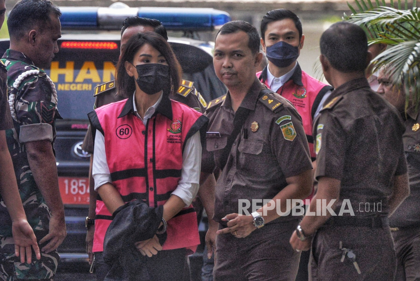 Tersangka dalam perkara dugaan tindak pidana korupsi timah  Harvey Moeis (HM) dan Helena Lim (H) saat tiba di Kejaksaan Negeri Jakarta Selatan, Senin (22/7/2024). Kejaksaan Agung kembali melakukan pelimpahan tahap dua ke JPU Kejaksaan Negeri Jakarta Selatan terhadap dua tersangka yaitu Crazy Rich Helena Lim dan suami artis Sandra Dewi, Harvey Moeis beserta barang bukti perkara dugaan korupsi dalam pengelolaan tata niaga komoditas timah di wilayah Izin Usaha Pertambangan (IUP) di PT Timah Tbk tahun 2015-2022. Dalam kesempatan itu ditampilkan pula tumpukan uang tunai, tas bermerek, perhiasan hingga mobil mewah sebagai barang bukti.