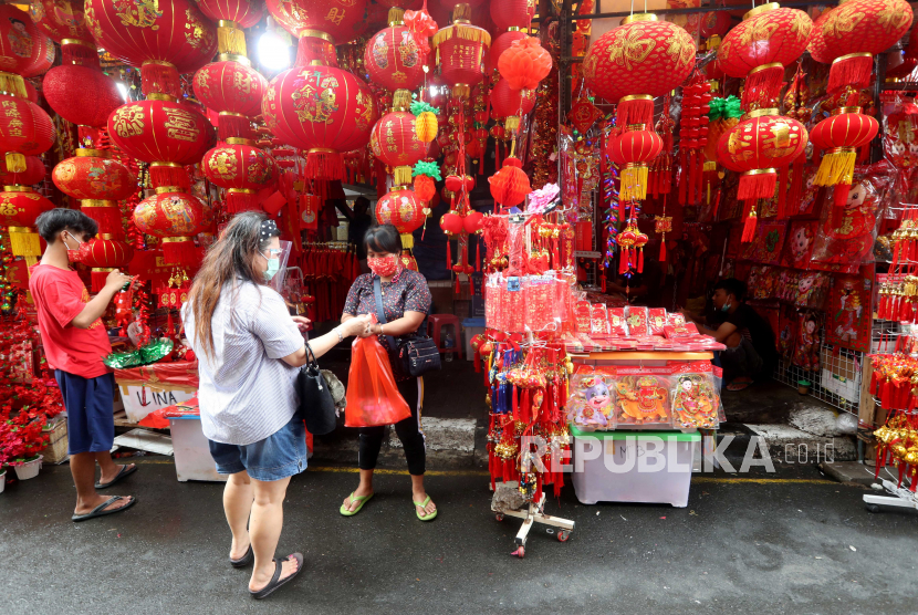  Seorang wanita Indonesia membeli ornamen Tahun Baru Imlek di Jakarta, Indonesia, 05 Februari 2021. Tahun Baru Imlek, juga dikenal sebagai Festival Musim Semi di Tiongkok, jatuh pada 12 Februari 2020, menandai dimulainya Tahun Sapi.
