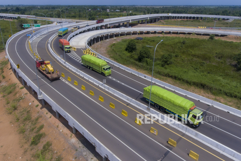 Sejumlah kendaraan melintas di simpang susun Jalan Tol Trans Sumatera (JTTS) ruas Kayu Agung - Palembang (Kapal) di Desa Ibul Besar III, Pemulutan, Ogan Ilir (OI), Sumatera Selatan, Rabu (8/9/2021).  PT Waskita Toll Road (WTR) melalui anak perusahaannya PT Waskita Sriwijaya Tol (WST) memberlakukan diskon tarif tol sebesar 20 persen yang diberlakukan untuk semua golongan kendaraan di jalan tol Kayu Agung-Palembang-Betung (Kapal Betung) di Sumatra Selatan, selama mudik Lebaran tahun ini.