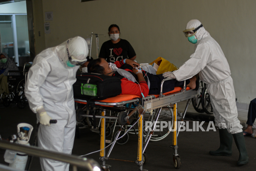 Petugas medis mengevakuasi pasien Covid-19 di selasar IGD RSUD Cengkareng, Jakarta Barat. Tingkat okupansi di 140 rumah sakit rujukan Covid DKI Jakarta naik jadi 38 persen. Ilustrasi.