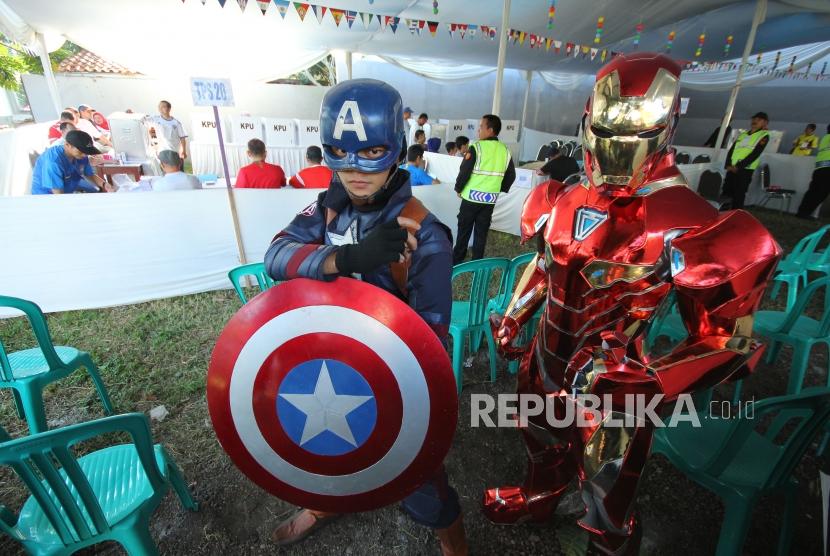 Dua petugas memakai kostum super hero dalam Pilkada Serentak 2018, di Tempat Pemungutan Suara (TPS) 20, 21 dan 22, di Cigadung, Kota Bandung, Rabu (27/6).