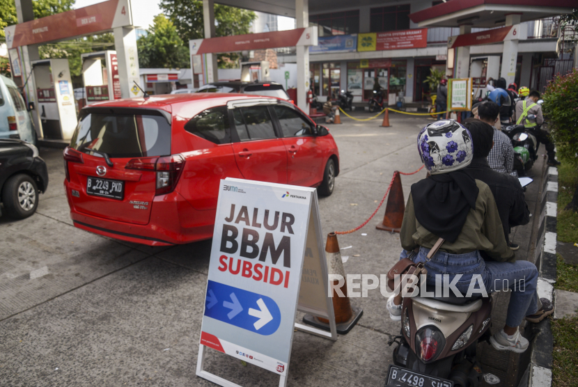 Sejumlah pengendara mengantre untuk mengisi BBM di Jakarta, Sabtu (3/9/2022). Pemerintah alokasikan Rp502,4 triliun subsidi kenaikan harga BBM 