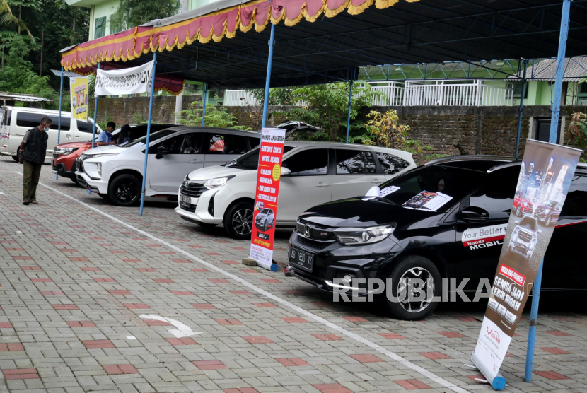 Beberapa  mobil baru dipajang di halaman Kalurahan Purwomartani, Kalasan, Sleman, Yogyakarta, Kamis (25/2). Sektor otomotif dan properti menjadi pengungkit penciptaan lapangan kerja.