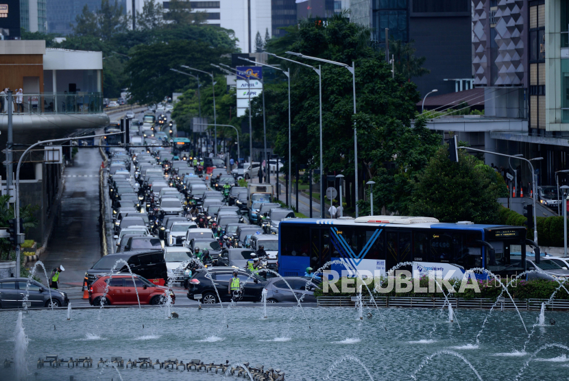 Sejumlah kendaraan terjebak kemacetan di kawasan Bundaran HI, Jakarta, Jumat (20/1/2023). Badan Pembentukan Perda DPRD DKI sebut jalan berbayar belum akan diterapkan tahun ini