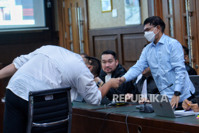 Menpora Ario Bimo Nandito Ariotedjo bersalaman dengan terdakwa mantan Menteri Kominfo Johnny G Plate usai menjalani sidang pemeriksaan saksi di Pengadilan Tipikor. Jakarta, Rabu (11/10/2023). 