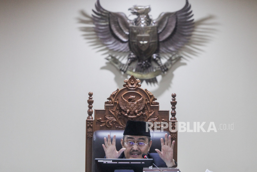 Ketua Majelis Kehormatan Mahkamah Konstitusi (MKMK), Prof Jimly Asshiddiqie memimpin dugaan pelanggaran kode etik hakim konstitusi di Gedung Mahkamah Konstitusi, Jakarta Pusat, Selasa (31/10/2023).