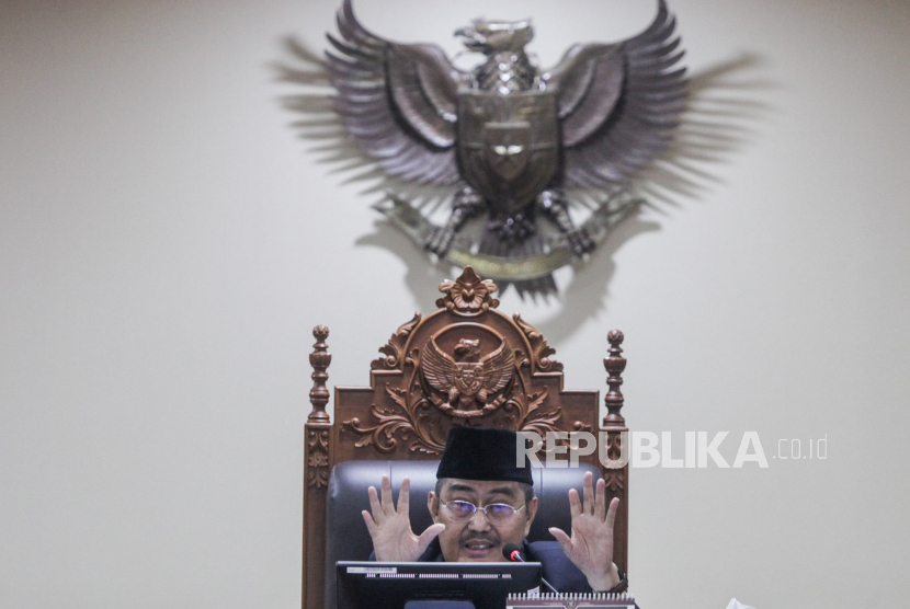 Ketua Majelis Kehormatan Mahkamah Konstitusi (MKMK) Jimly Asshiddiqie saat memimpin sidang pendahuluan dugaan pelanggaran kode etik hakim konstitusi di Gedung Mahkamah Konstitusi, Jakarta, Selasa (31/10/2023). Sidang pendahuluan dugaan pelanggaran etik hakim konstitusi yang beragendakan mendengarkan keterangan empat pelapor dari Integrity, Constitutional and Administrative Law Society, LBH Yusuf dan Zico.