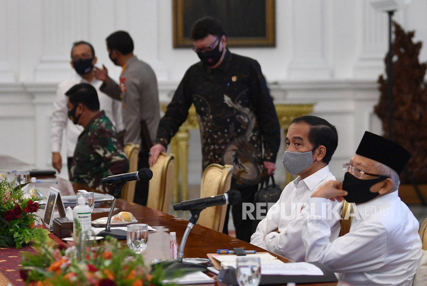 Presiden Joko Widodo (kedua kanan) didampingi Wakil Presiden Maruf Amin (kanan) bersiap memimpin rapat kabinet terbatas mengenai percepatan penanganan dampak pandemi COVID-19 di Istana Merdeka, Jakarta, Senin (13/7/2020).