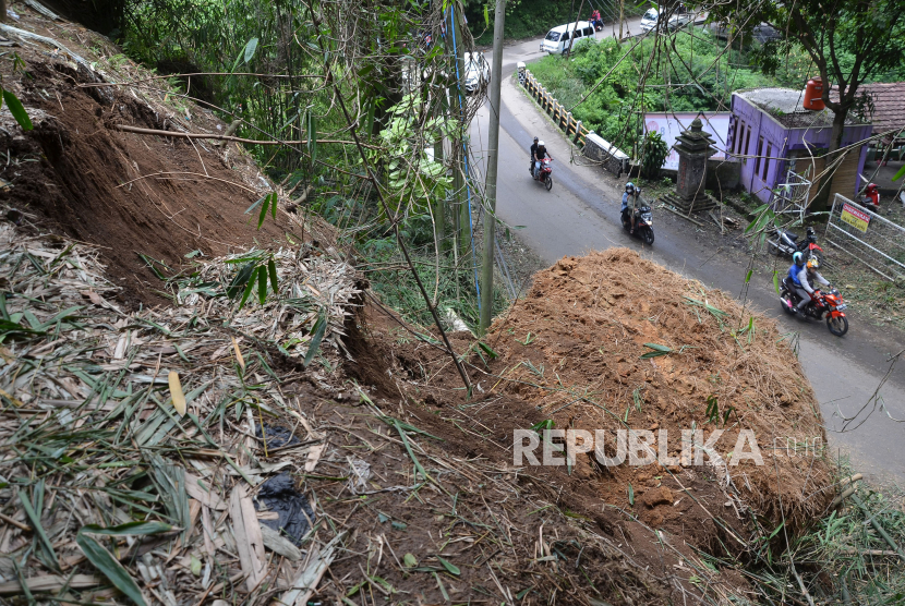 Masyarakat Bandung Raya diminta waspada terjadinya bencana alam akibat perubahan musim.