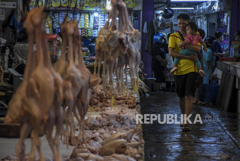 Warga memilih daging ayam di salah satu kios di Pasar Kosambi, Kota Bandung.