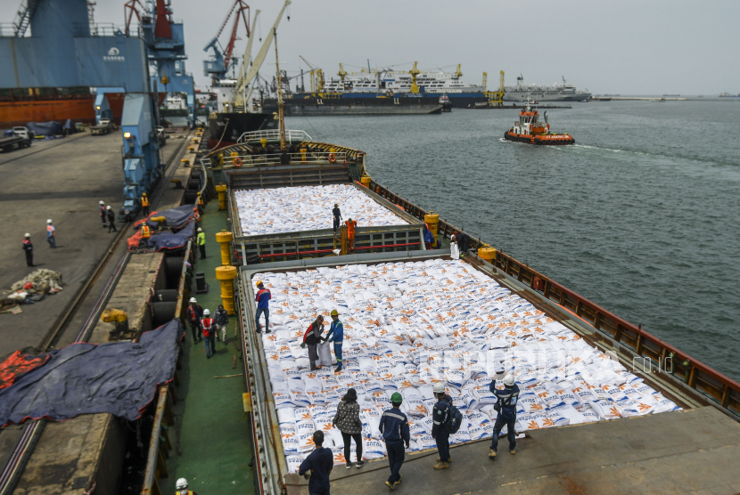 Pekerja menurunkan beras impor asal Vietnam milik Perum Bulog di Pelabuhan Tanjung Priok, Jakarta, Jumat (16/12/2022). Perum Bulog mengimpor 5.000 ton beras asal Vietnam yang dialokasikan untuk pemenuhan stok cadangan beras pemerintah (CBP) yang dilakukan secara bertahap sehingga sampai Desember 2022 total importasi beras sebanyak 200.000 ton. 