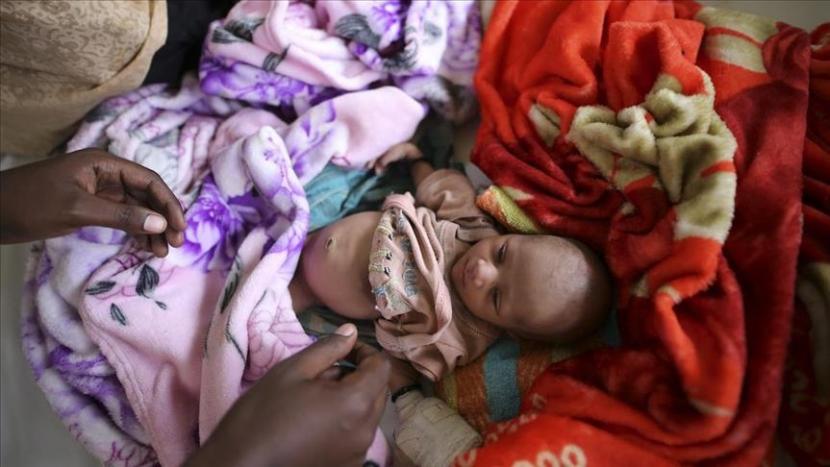 Seorang bayi berusia enam hari meninggal setelah kedinginan karena minimnya tempat berlindung dan obat-obatan di kamp orang-orang terlantar akibat pertempuran di Negara Bagian Shan Selatan, Myanmar.