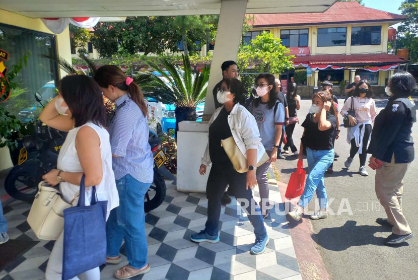 Sejumlah orang tua siswa melaporkan oknum pengajar lembaga pendidikan di Kota Bandung ke Polda Jawa Barat (Jabar) terkait dugaan penipuan dan penggelapan dana sekitar Rp 5 miliar, Kamis (13/7/2023). 