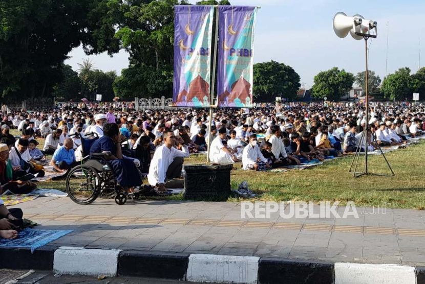 Ribuan jamaah yang melaksanakan Shalat Ied padati Alun-alun Selatan, Kota Yogyakarta, Jumat (21/4/2023).