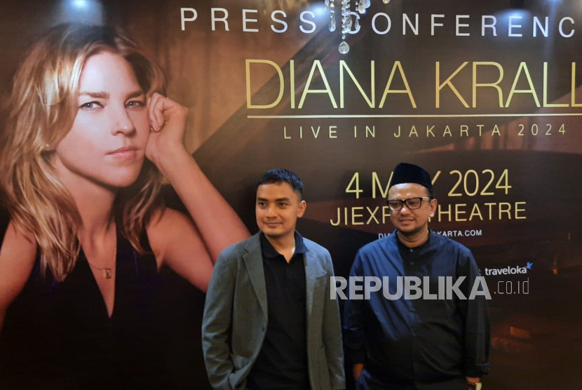 CEO Rajawali Indonesia Tovic Raharja (Kiri) dan Founder Rajawali Indonesia Anas Alimi (Kanan) dalam konferensi pers konser tunggal Diana Krall di Jakarta. 
