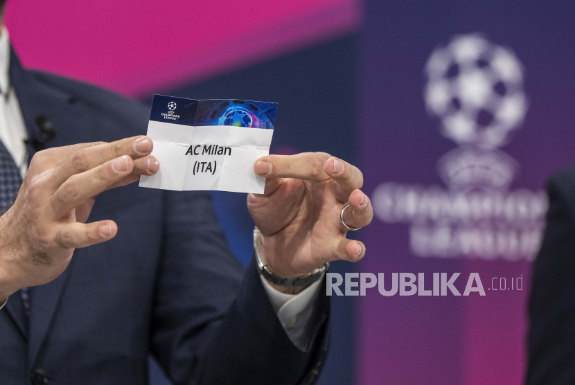  Mantan pemain internasional Turki dan duta besar untuk final Liga Champions UEFA di Istanbul Hamit Altintop menunjukkan tiket AC Milan pada babak perempat final, semifinal, dan final Liga Champions UEFA 2022/23, di Markas UEFA di Nyon, Swiss, Jumat (17/3/2023).