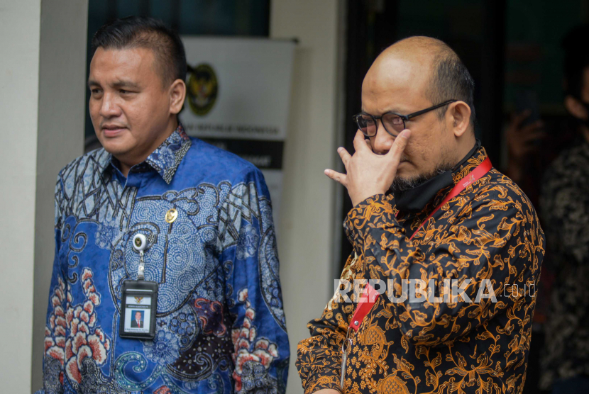 Penyidik Senior KPK Novel Baswedan (kanan), Ketua Komisi Kejaksaan Republik Indonesia Barita Simanjuntak (kiri)