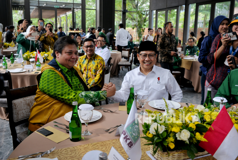 Ketua Umum Partai Golkar Airlangga Hartarto (kiri) bersama Ketua Umum Partai Kebangkitan Bangsa (PKB) Muhaimin Iskandar (kanan). 