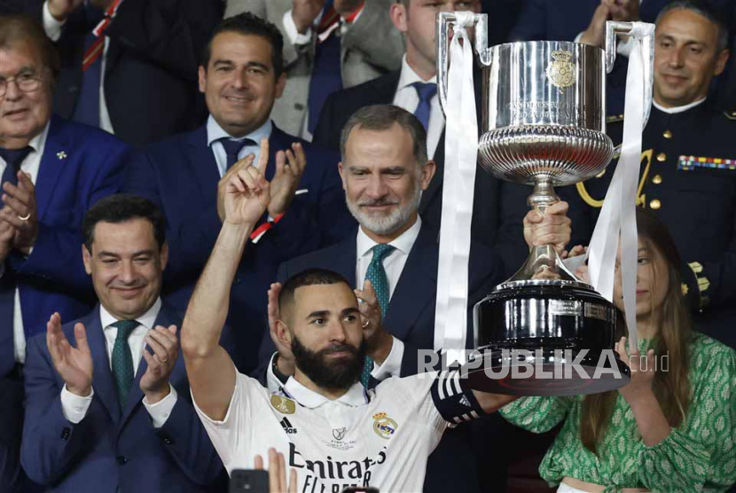 Penyerang Real Madrid Karim Benzema mendapatkan tawaran menggiurkan bermain di di Liga Pro Arab Saudi. 