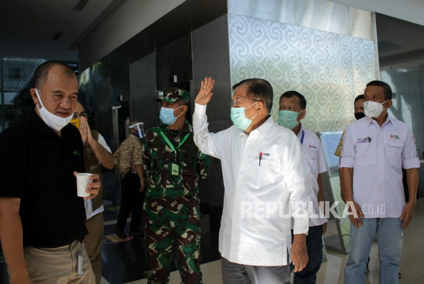 Ketua Palang Merah Indonesia (PMI) Jusuf Kalla (kedua kanan) melambaikan tangan saat meninggalkan lokasi pertemuan dengan sejumlah pengurus PMI Sulsel di Wisma Kalla, Makassar, Sulawesi Selatan, Kamis (18/6/2020). Pada pertemuan tersebut Jusuf Kalla meminta PMI Sulsel terus bekerja keras bersama Gugus Tugas COVID-19 Sulsel untuk meningkatkan upaya pencegahan penularan COVID-19 di daerah itu mengingat Sulsel merupakan provinsi ketiga tertinggi setelah DKI Jakarta dan Jawa Timur dalam hal penambahan kasus COVID-19 di Indonesia