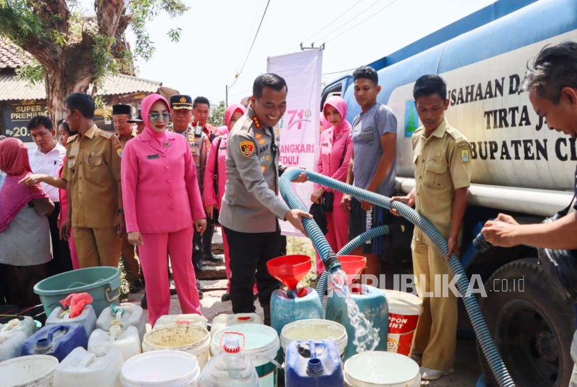 Jajaran Polresta Cirebon menyalurkan bantuan air bersih untuk warga terdampak kekeringan di Desa Slangit, Kecamatan Klangenan, Kabupaten Cirebon, Jawa Barat, Senin (7/8/2023). 