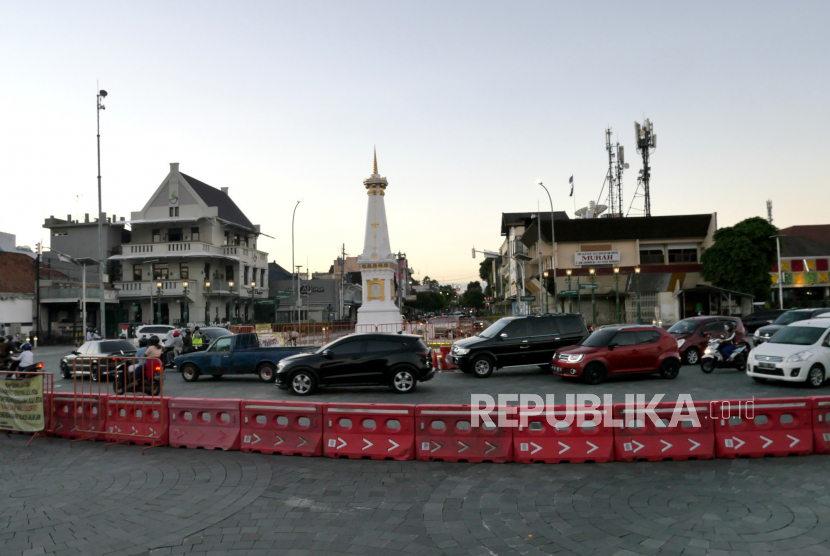 Lalu-lintas ramai saat jelang Maghrib di Tugu Pal Putih, Yogyakarta.
