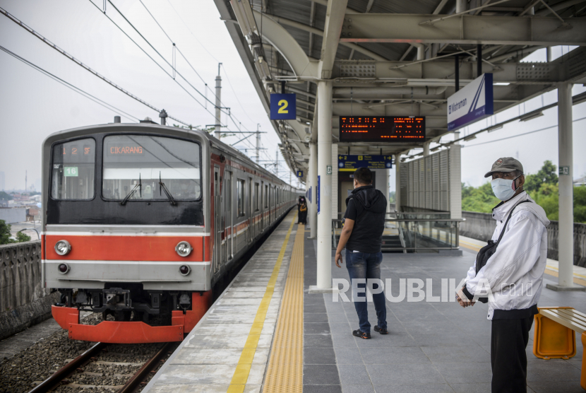 Penumpang menunggu kedatangan KRL Commuter Line di Stasiun Matraman, Jakarta Timur, Jumat (17/6/2022). 