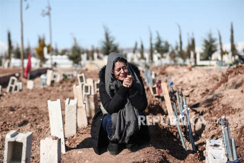  Seorang wanita berduka atas kerabatnya di kuburan massal setelah gempa bumi besar di Adiyaman, Turki tenggara,  Sabtu (11/2/2023).Lebih dari 24.000 orang tewas dan ribuan lainnya terluka setelah dua gempa besar melanda Turki selatan dan Suriah utara pada Senin (6/2/2023). Masjid di London Terima Surat, Isinya Doakan Lebih Banyak Muslim Mati Akibat Gempa