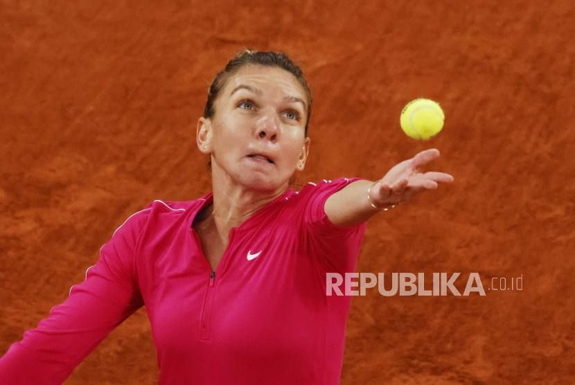 Simona Halep of Romania serves during her 4th round match against Iga Swiatek of Poland at the French Open tennis tournament at Roland Garros in Paris, France, 04 October 2020.  