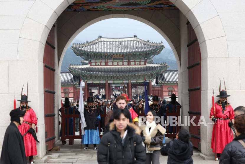 Wisatawan mengunjungi Istana Gyeongbok di pusat kota Seoul, Korea Selatan, (31/12/2023). 