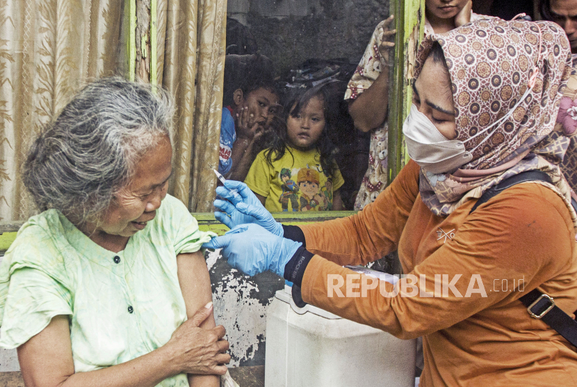 Petugas kesehatan menyuntikkan vaksin Covid-19 saat pelaksanaan vaksinasi lansia door to door di Kelurahan Plawad, Karawang, Jawa Barat, Jumat (18/2/2022). Presiden Joko Widodo mengatakan pentingnya percepatan vaksinasi COVID-19 khususnya untuk lansia dan anak dalam pengendalian COVID-19 terutama varian Omicron seiring meningkatnya kasus. 